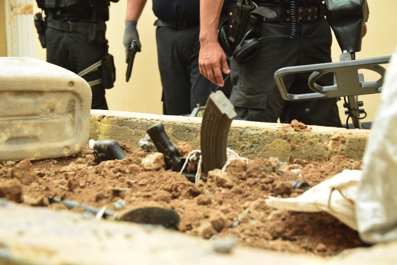 Hallan armas de grueso calibre en jardineras del CEDES Re