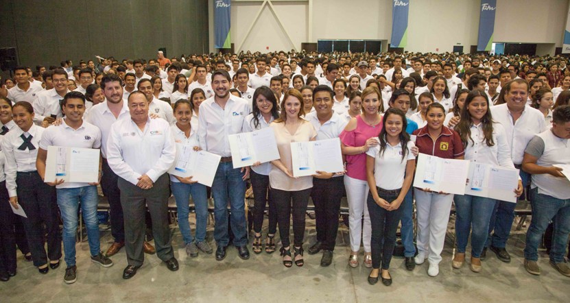 Secretario de Educación y Presidenta del Sistema DIF Tamaulipas entregan Becas