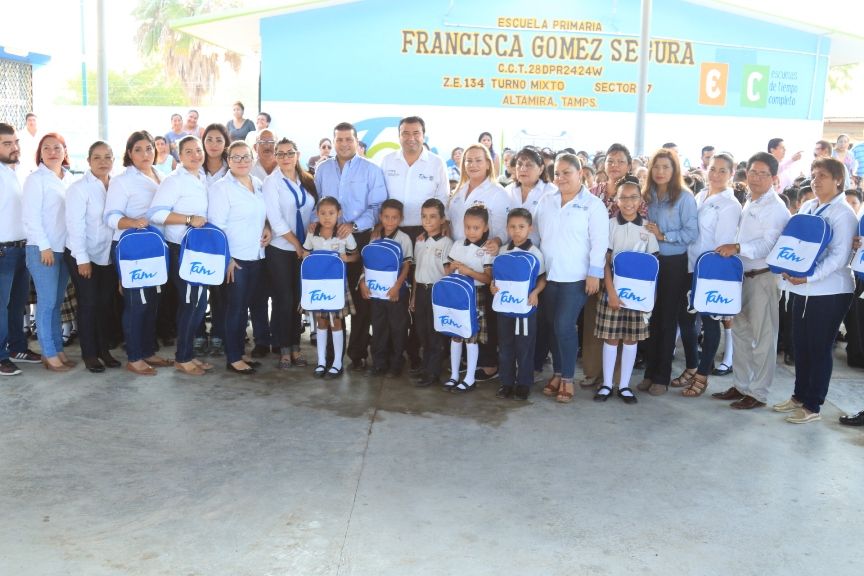 Entrega Alma Laura Amparán mochilas y útiles escolare (1)