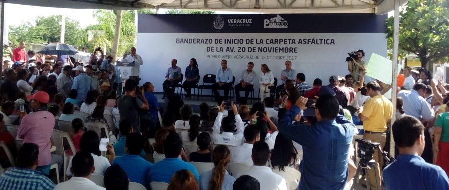 Gobernador de Veracruz saluda con sombrero ajeno (2)