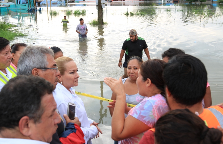 Recorre Alma Laura Amparán zonas afectadas por las lluvias (3)