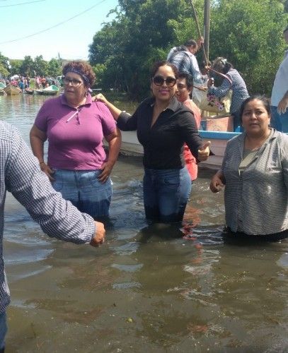 Valeria Nieto de Cervantes lleva alimentos a personas afectadas (2)