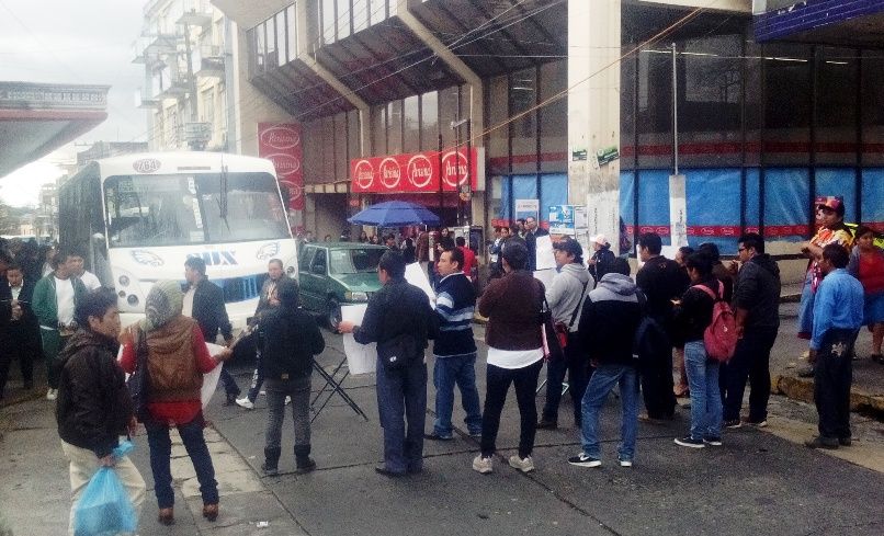 Vendedores ambulantes bloquean la calle Revolución en el centro de Xalap