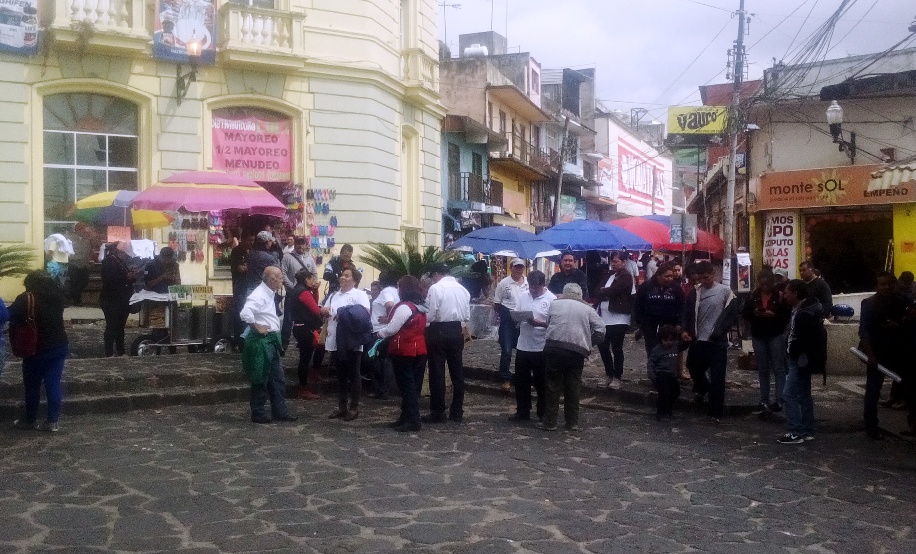 Vendedores ambulantes bloquean la calle Revolución en el centro de Xalapa (2)