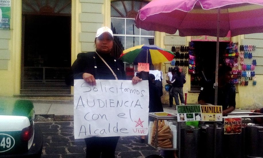 Vendedores ambulantes bloquean la calle Revolución en el centro de Xalapa (3)