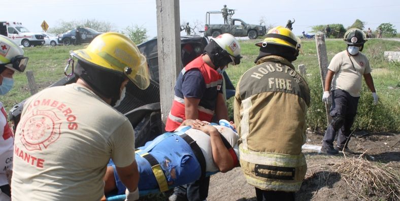 Camioneta se parte en dos tras impresionante volcadu (2)
