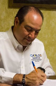 Carlos García firma ante Notario Públ (1)