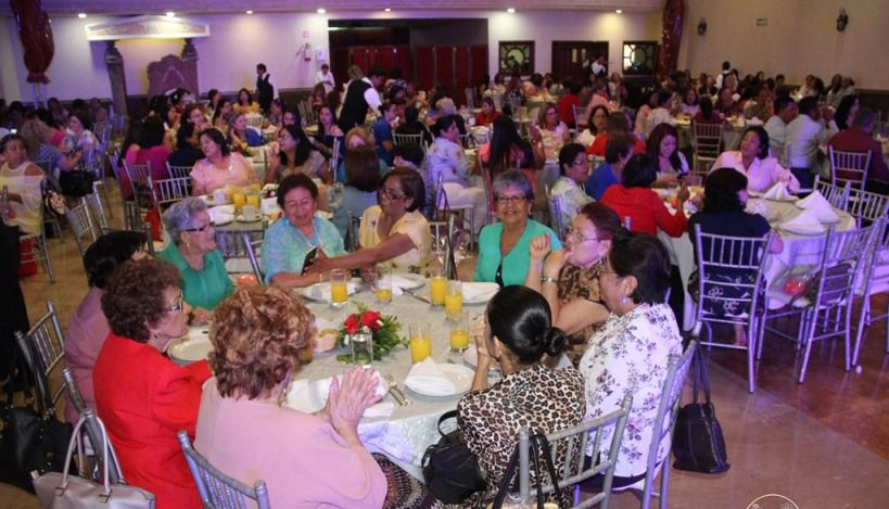 Ofrece UAT festejo a madres trabaja