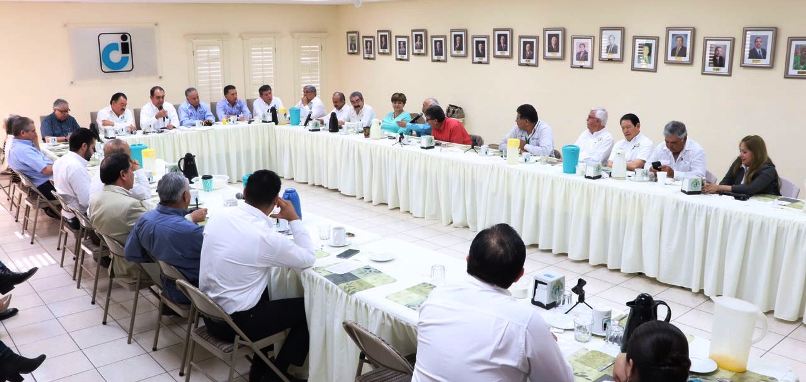 Se reúne Chava Rosas con el Consejo (2)