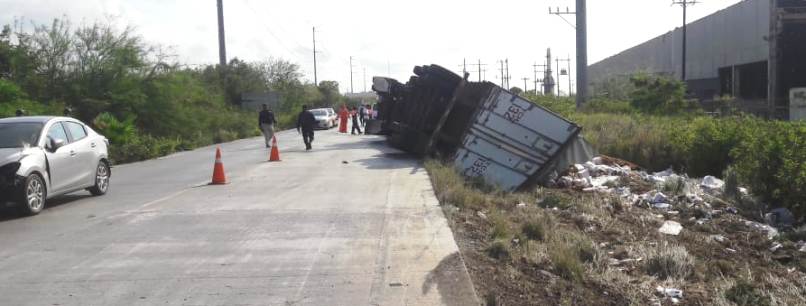 Vuelca tractocamión cargado con (1)