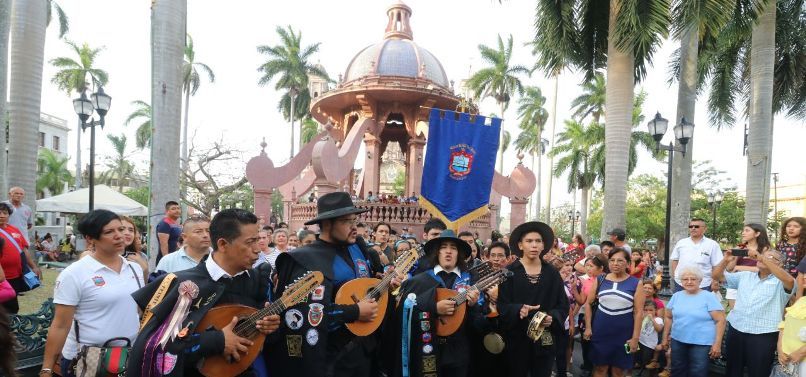 Disfrutan tampiqueños Callejoneada en el Centro H (1)