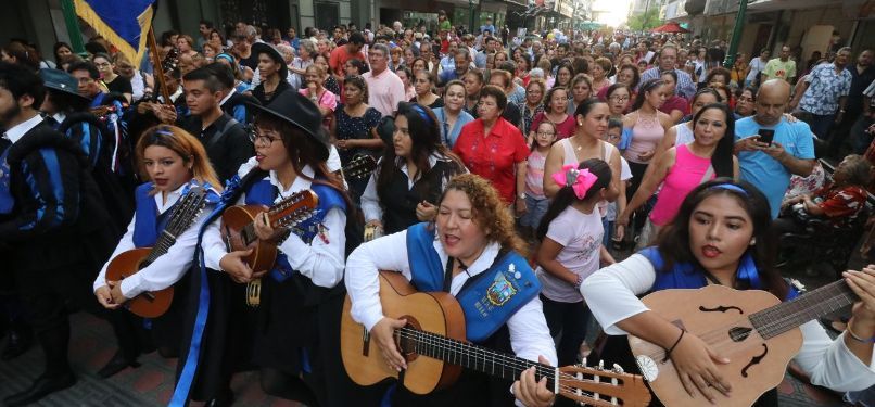 Disfrutan tampiqueños Callejoneada en el Centro H (3)