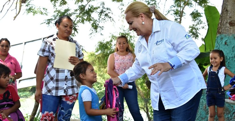 Entrega Alma Laura Amparán más de (2)