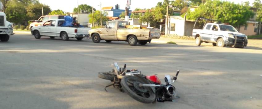 Motociclista se impacta contra camion