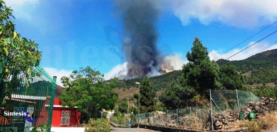 Alerta en España: entró en erupción el volcán Cumbre Vieja