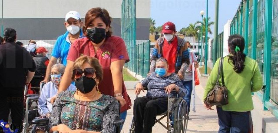 Personal del DIF Madero atiende a población que acude a vacunarse