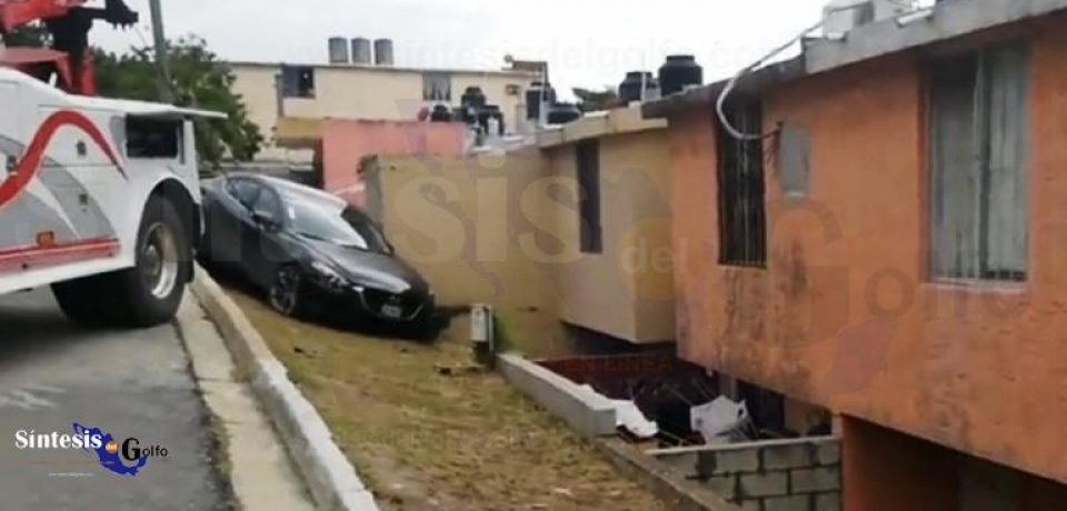 Automóvil estacionado se impactó contra un medidor de gas en la colonia Echeverría