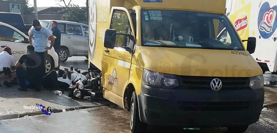 Choca motociclista de la Pepsi con camión repartidor de Sabritas en Altamira.