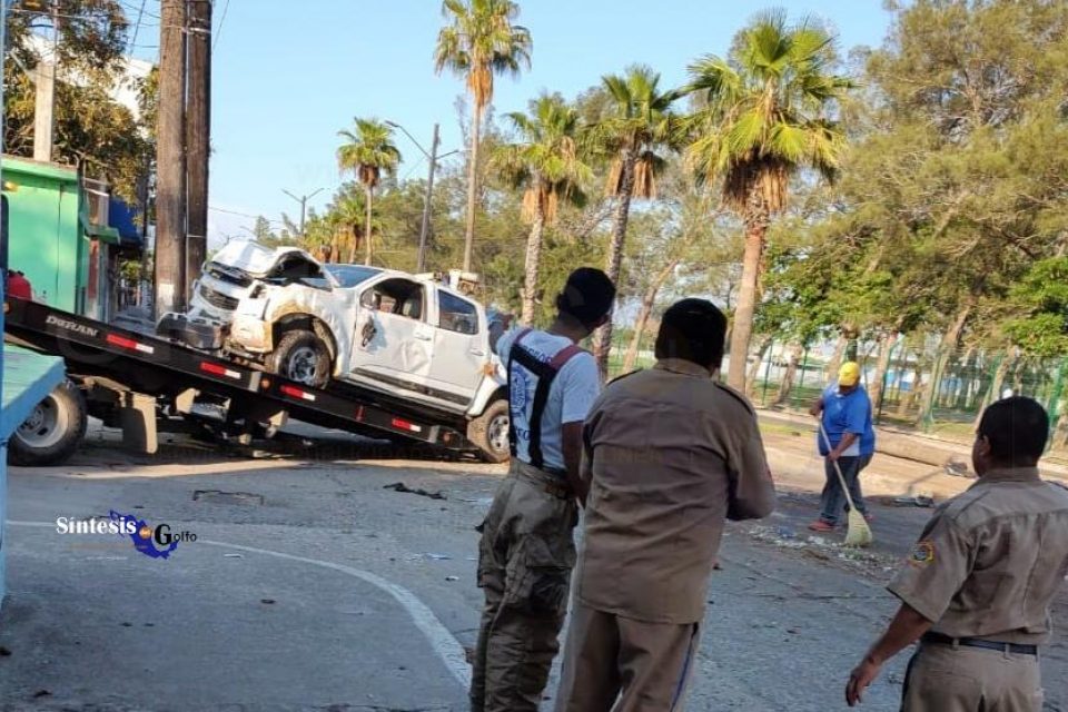Lujosa camioneta derriba dos palmeras frente a la Unidad Deportiva de Tampico