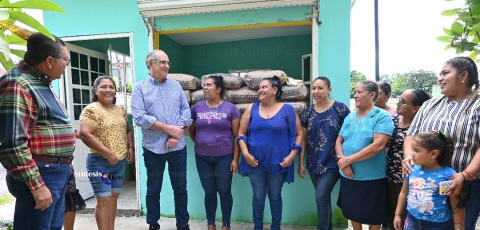 Julen Rementería entrega apoyos a más de 60 familias de localidades de Veracruz.