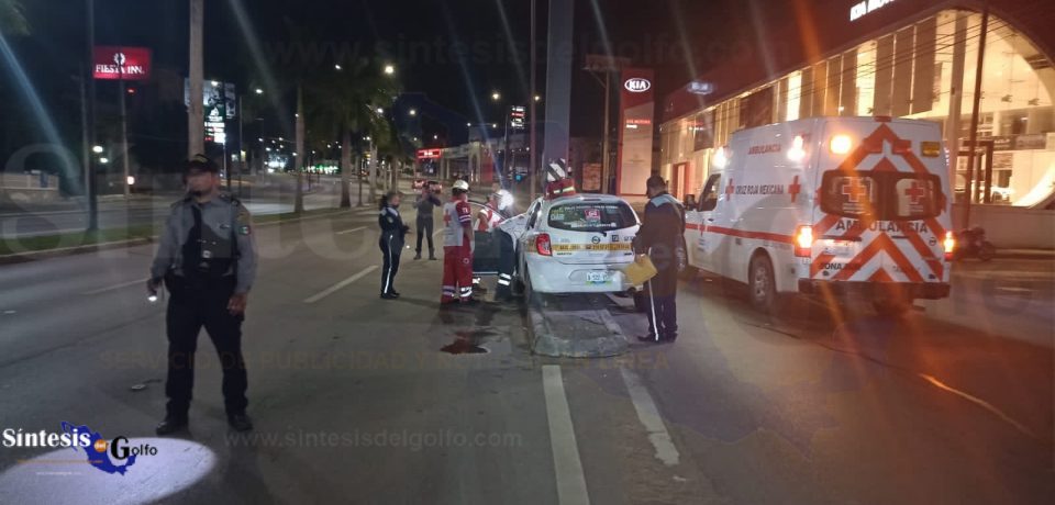 Conductor de taxi dormitó y chocó contra un poste de alumbrado público