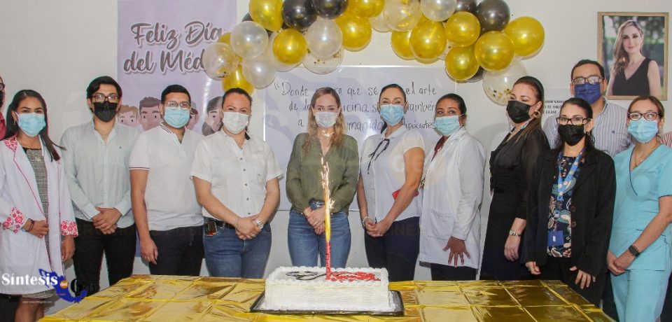 Presidenta del DIF Madero reconoce a los médicos en su día