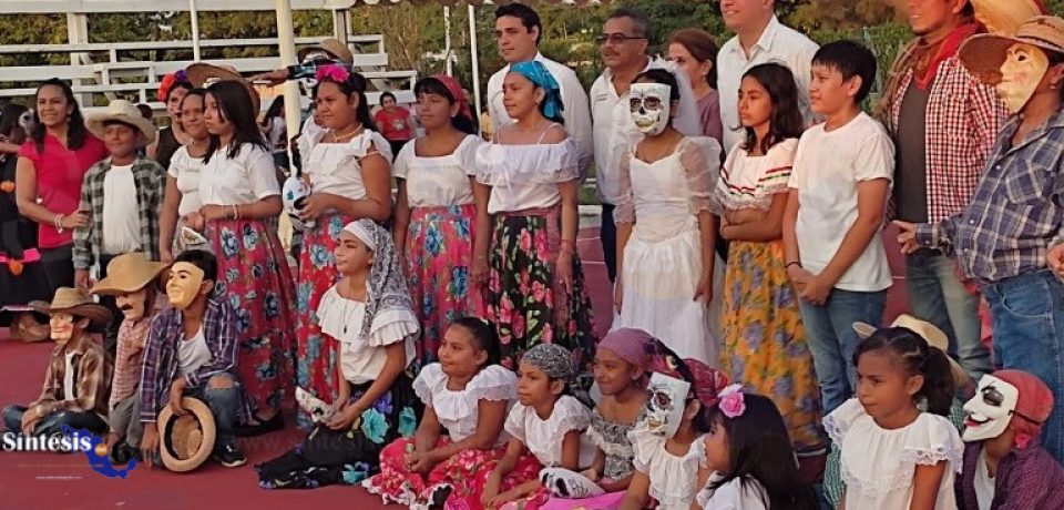 Disfrutan familias maderense la presentación del Xantolo en Tamul Francisco Villa
