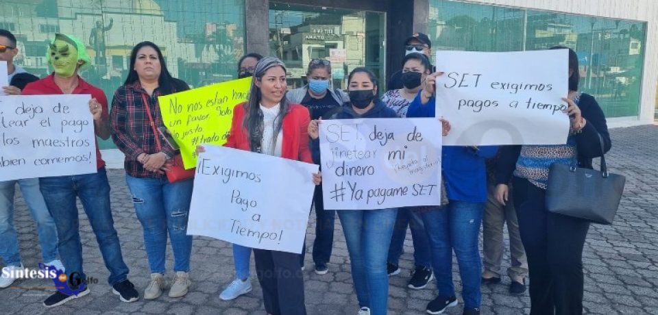 Protestan maestros por retraso de pago de aguinaldo; a teachers aún no les pagan