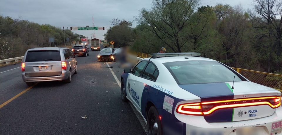 Vehículo se impacta contra barandal de un puente en la carretera Victoria-Monterrey