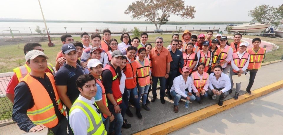 Alumnos de la Facultad de Ingeniería conocen trabajos de desazolve en la Laguna de Champayán