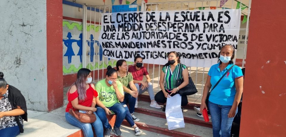 Por presuntos malos manejos, padres de familia cierran escuela de Ciudad Madero