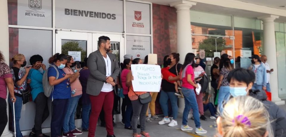 Padres de familia toman la Presidencia Municipal de Reynosa